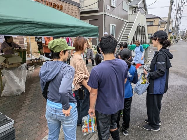 最後はいつものようにお子さんたちにお礼のお菓子を配りました。