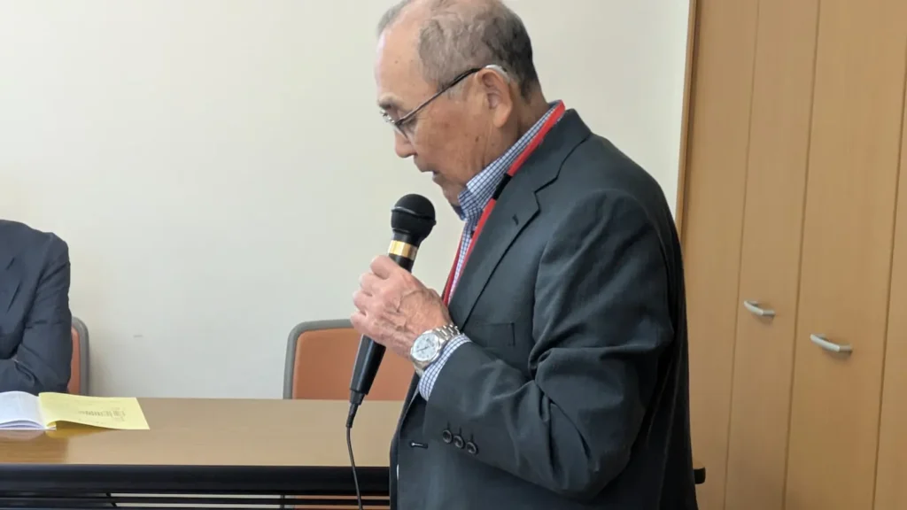 挨拶する中村会長