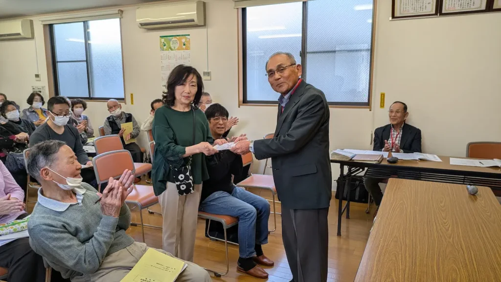 髙橋さんに百歳のお祝いを贈呈いたしました(写真の方はご家族の方です)