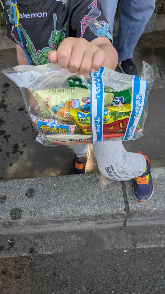 お子様にはお菓子セットを差し上げました