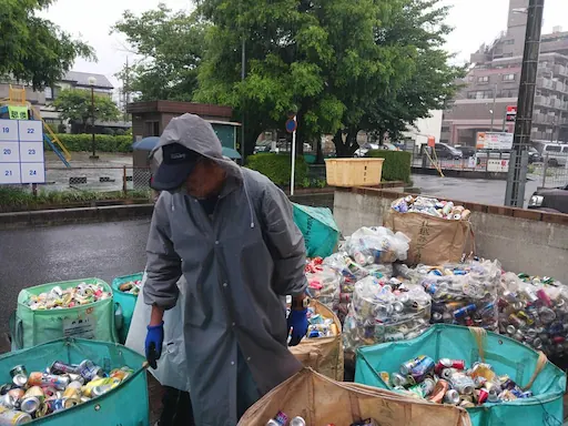 雨中のアルミ缶回収-3