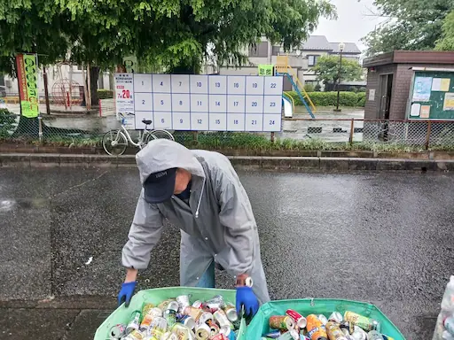雨中のアルミ缶回収-4