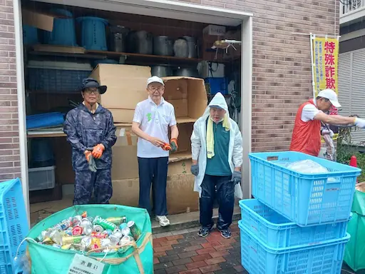 雨中のアルミ缶回収-2