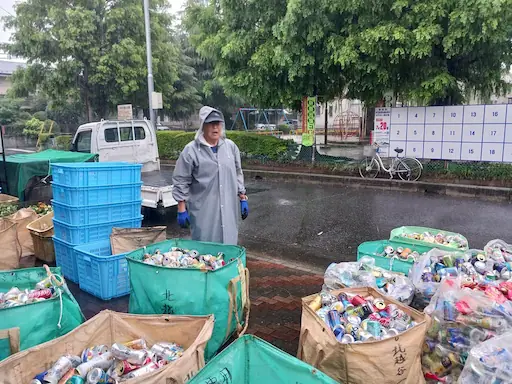 雨中のアルミ缶回収-1