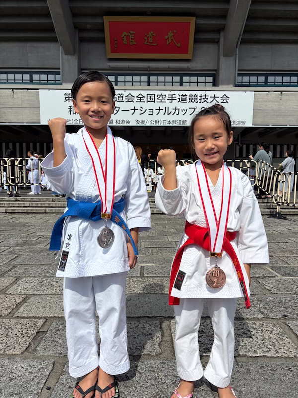 日本武道館まえでメダルをかけた二人
