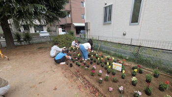 お子さんにも手伝ってもらって植え替えます