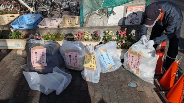 集まったゴミを分別